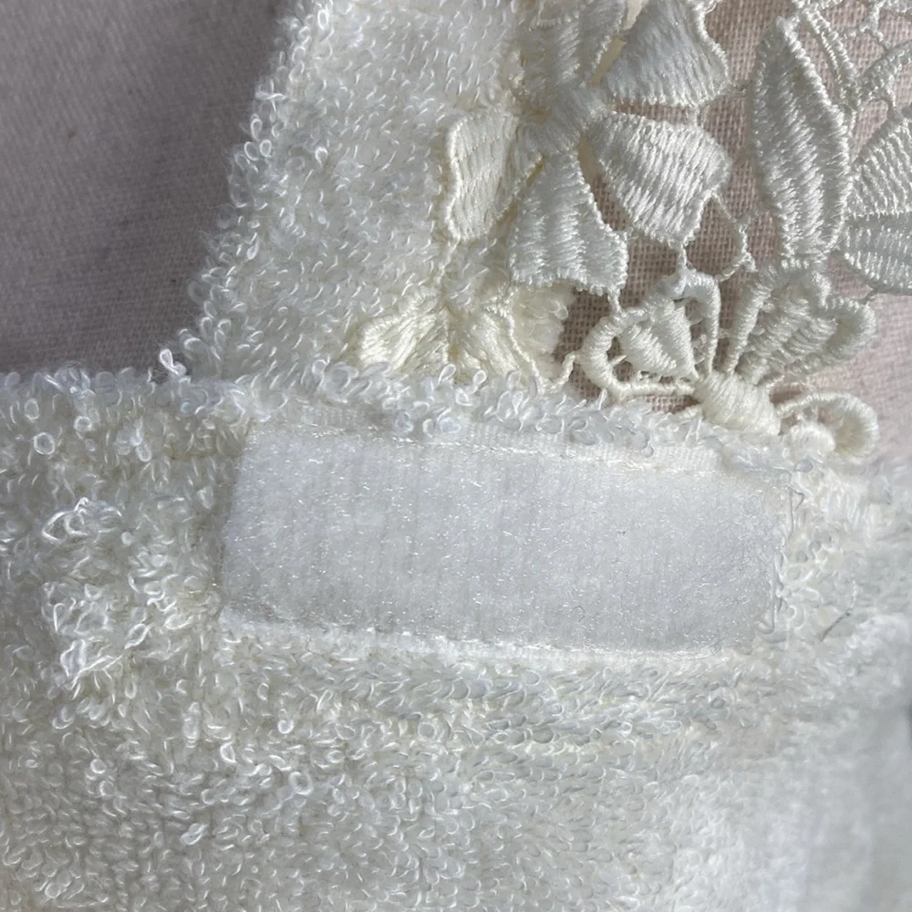 Vintage Cream Wrap Towel Floral Embroidered Flirty‎ feminine Women's S/M